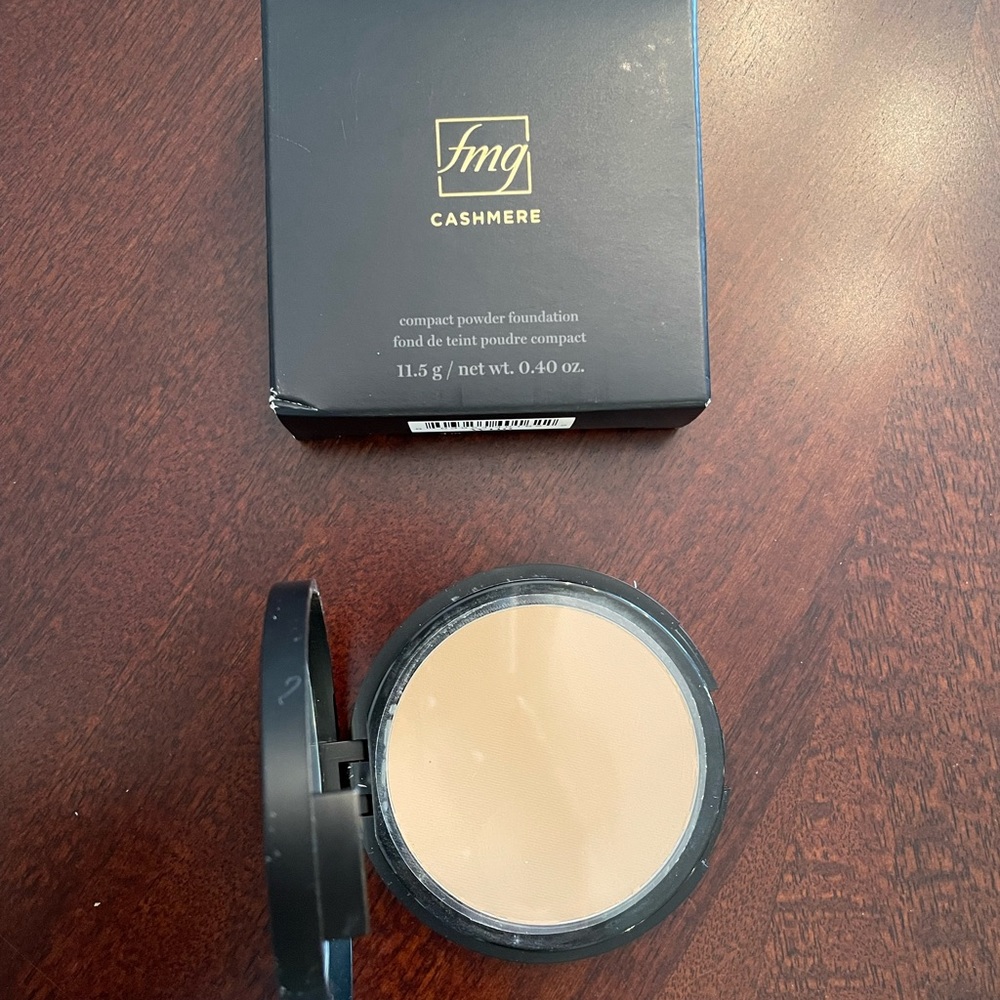 Brand New, Cashmere Compact Powder Foundation ✨